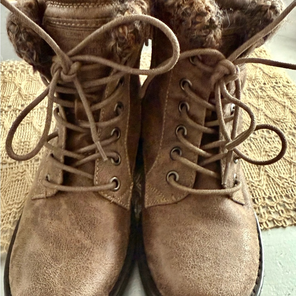 B-52 Bulldozer By Kara Brown Leather Lace-Up Ankle Boots New Without Tags